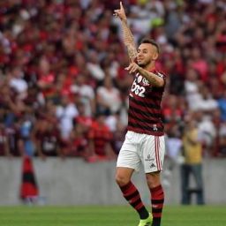 Palmeiras é atropelado pelo líder Flamengo por 3 a 0 e vê turbulência aumentar