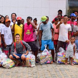 Gandu: Colégio CEAS promove ação social com entrega de 100 cestas básicas
