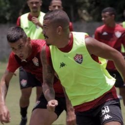 Com salários atrasados, jogadores do Vitória fazem acordo com a diretoria e cancelam protesto