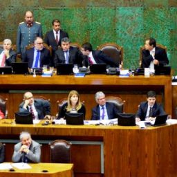 Deputados chilenos aprovam projeto para reduzir próprio salário em 50%