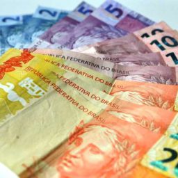 Mercado mantém estimativa de dólar a R$ 4 e aumenta previsão de PIB para 2019