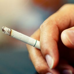 Projeto de lei proíbe venda de cigarros e equivalentes a menores de 21 anos