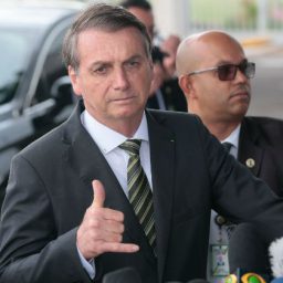Bolsonaro sanciona sem vetos reforma da Previdência militar
