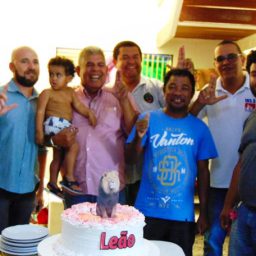 Leão comemora aniversário ao lado de amigos e correligionários