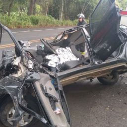 Jovem de 21 anos morre e outras 4 pessoas ficam feridas após colisão entre carro e ônibus na Bahia