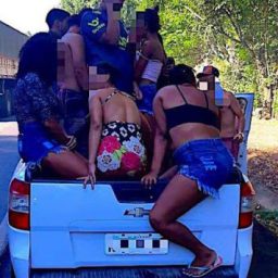 Jovem é preso por dirigir bêbado e transportar 20 pessoas em caminhonete no sul da Bahia, diz PRF