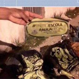 Materiais escolares são encontrados em sacos de lixo em frente a escola municipal na Bahia