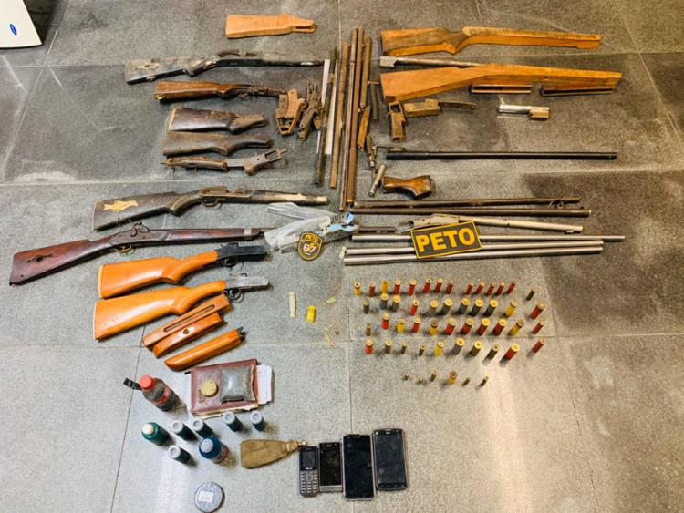 Polícia fecha fábrica de armas artesanais em Feira de Santana