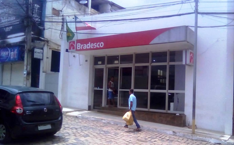 Vândalo ataca caixas e danifica equipamentos na agência Bradesco de Gandu