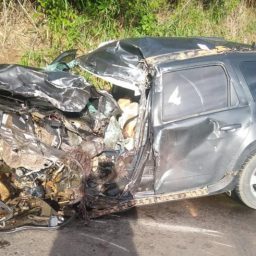Dentista morre após carro colidir com carreta no Oeste da Bahia