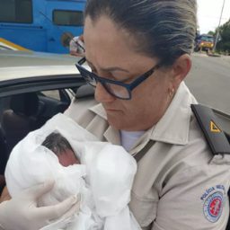 Mulher dá à luz dentro de carro com ajuda de policiais na BA-001