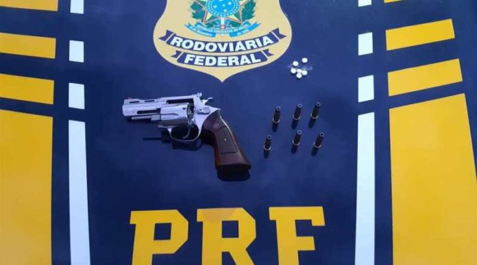 PRF flagra caminhoneiro com revólver e comprimidos de “rebite” na BR 242 em Barreiras