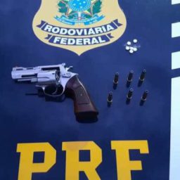 PRF flagra caminhoneiro com revólver e comprimidos de “rebite” na BR 242 em Barreiras
