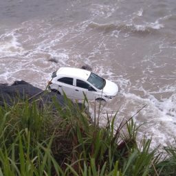Ilhéus: Veículo cai no mar e deixa mulher ferida