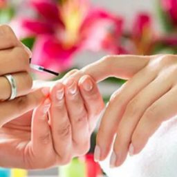 Desde que haja divisão de lucro, manicure não tem vínculo de emprego com salão