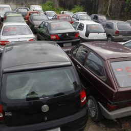 Detran-BA faz leilão de veículos inservíveis para desafogar pátios de delegacias