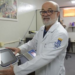 Farmacêutico realiza teste que detecta coronavírus em 3 horas