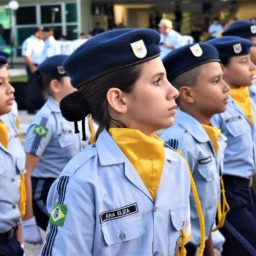 MEC impõe cabelo preso a meninas e proíbe piercings e cabelos pintados a garotos em escola cívico-militares