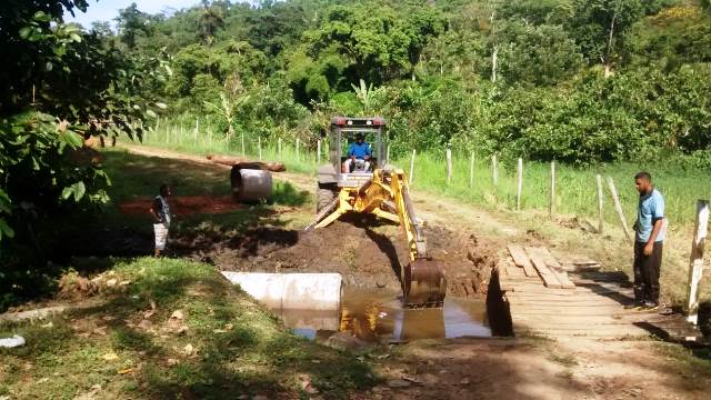 Prefeitura de Piraí do Norte substitui ponte de madeira por manilhas de concreto na Região de Ademário