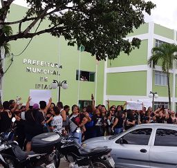 Professores protestam em frente a prefeitura de Ipiaú e não descartam greve por tempo indeterminado