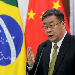 ‘Brasileiros não estão em prisão domiciliar’, garante diplomata chinês