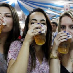 Consumo de álcool aumenta risco de câncer de mama, alerta especialista