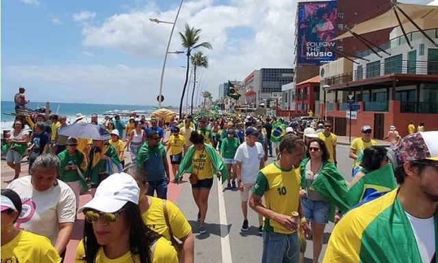 Mesmo com apelo do presidente devido ao coronavírus, grupos pró-Bolsonaro mantêm protesto na Barra