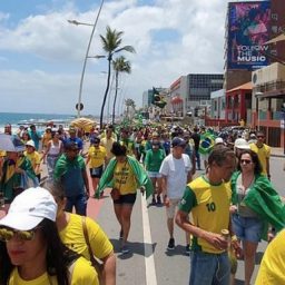 Mesmo com apelo do presidente devido ao coronavírus, grupos pró-Bolsonaro mantêm protesto na Barra