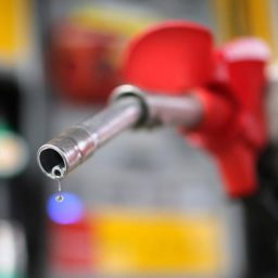 Litro da gasolina cai a R$ 5,08 nos postos, diz ANP