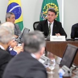 Bolsonaro veta aumento para funcionalismo até o fim de 2021 e sanciona socorro a estados