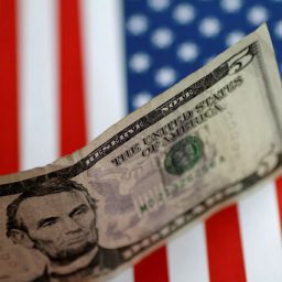 Dólar inicia maio em disparada contra real com tensões EUA-China e pressões políticas domésticas