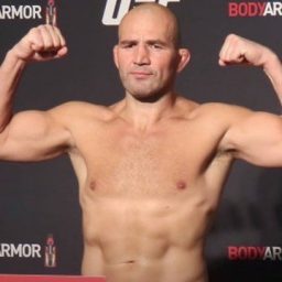 Glover e Smith batem o peso para luta principal do UFC desta quarta (13); Karl Roberson estoura limite dos médios