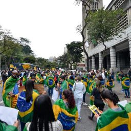 Lojistas protestam em frente à prefeitura contra fechamento do comércio em BH