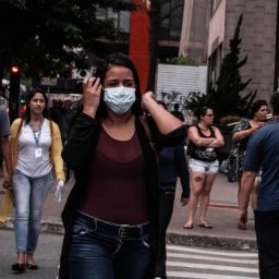 Número de brasileiros que sentiram sintomas de coronavírus caiu em junho