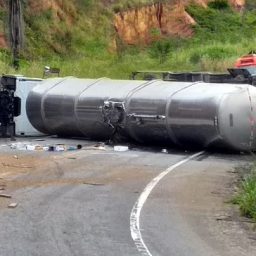 Acidente com carreta-tanque interditada a BR-101 entre Itabela e Eunápolis