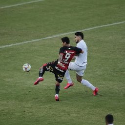 De pênalti, Vitória vence o Paraná e volta ao G4 da Série B: 1×0