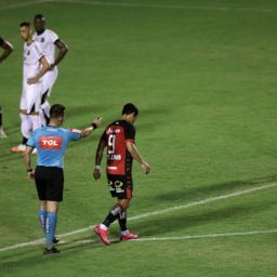 Em partida de sete gols, três expulsões e dois pênaltis, Vitória perde para o Ceará no Barradão