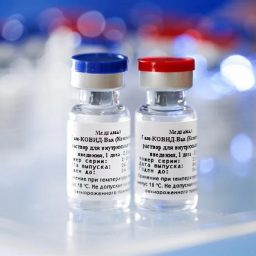 Rússia iniciará vacinação em massa contra Covid-19 dentro de um mês
