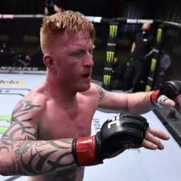 Vídeos do UFC: americano dá “migué”, simula golpe baixo para seguir na luta e finaliza adversário