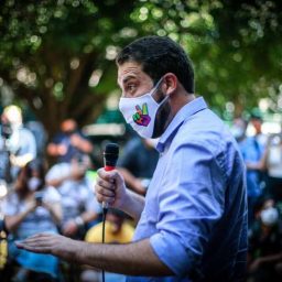 Campanha eleitoral nas ruas ajudou a aumentar casos da covid-19 no Brasil, afirma médico