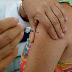 Reino Unido vai começar a vacinar população contra a Covid-19 nesta terça-feira