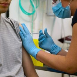 Suíça sai na frente e é o primeiro país a autorizar vacina sob procedimento padrão