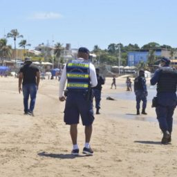 Apesar da interdição, banhistas aproveitam feriado em praias de Salvador