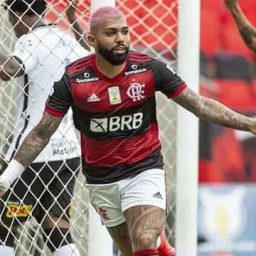 Com gol polêmico, Flamengo vence Corinthians e segue na briga pelo título
