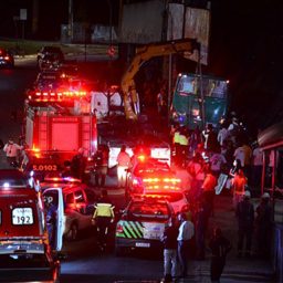 Assalto a ônibus em Salvador termina em acidente e uma pessoa morre atropelada