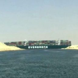 Navio encalha no canal de Suez e bloqueio pode prejudicar comércio mundial