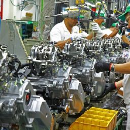 Índice de produção industrial desacelera a 50,1 pontos, com falta de matéria-prima