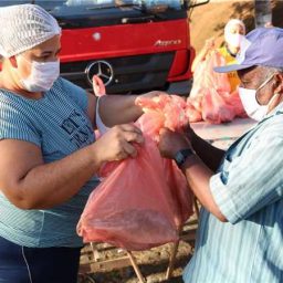 Prefeitura de Gandu distribui 11 toneladas de peixes para famílias carentes.