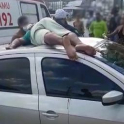 Ipiaú: Motociclista vai parar em cima de teto de carro após colisão
