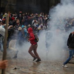 Protestos na Colômbia têm confrontos entre policiais e manifestantes